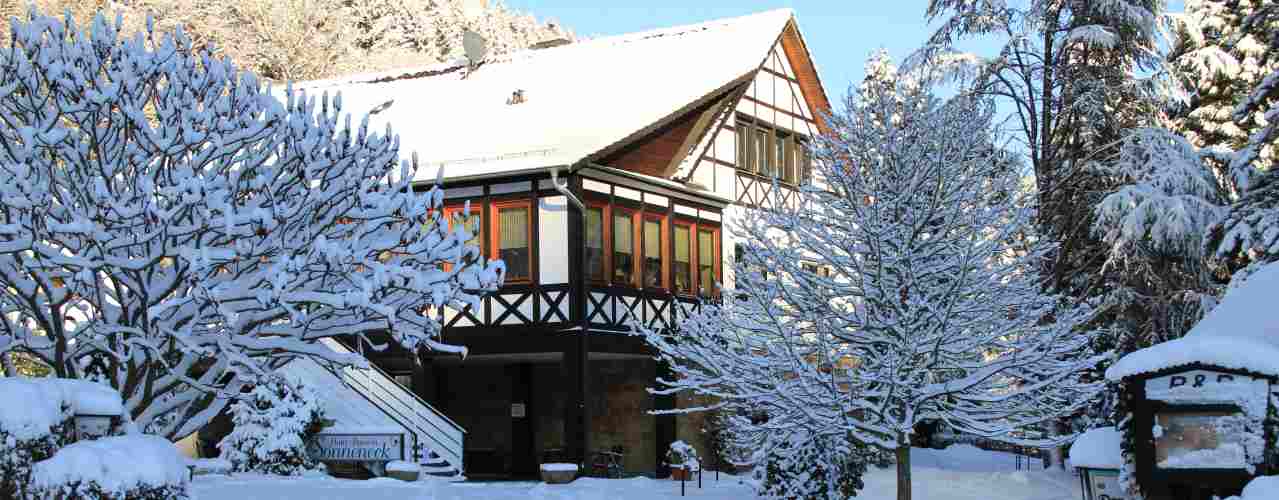 verschneites Winterbild der Pension